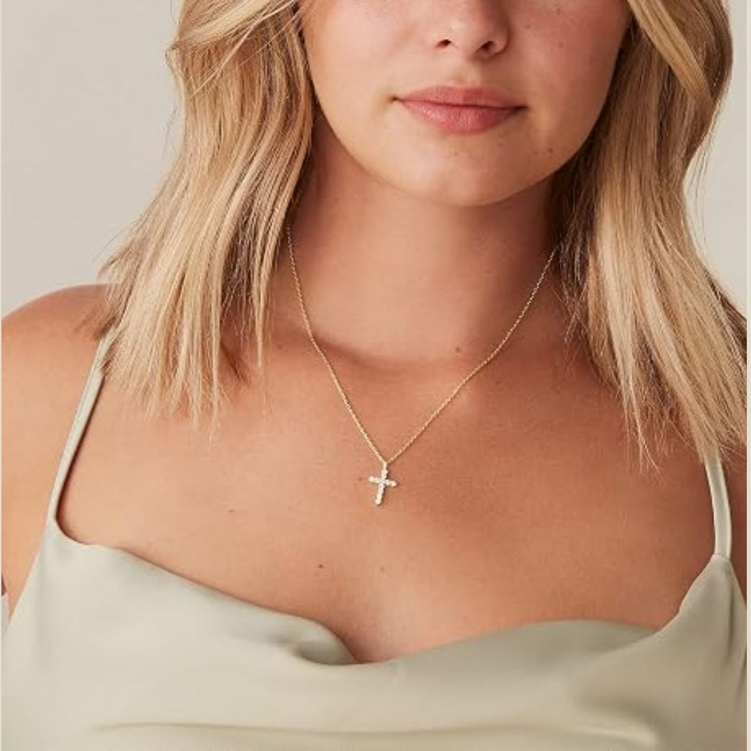 Klara – Elegante Kreuz-Halskette mit funkelnden Zirkonia-Steinen