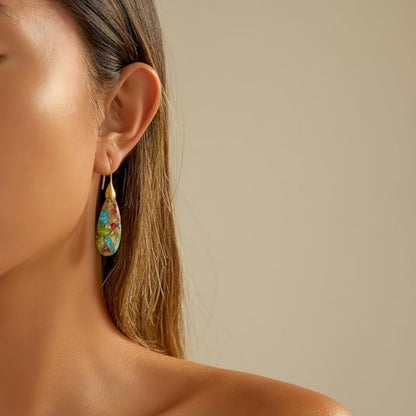 Emilia – Elegante Hängeohrringe mit buntem Naturstein und Gold-Finish