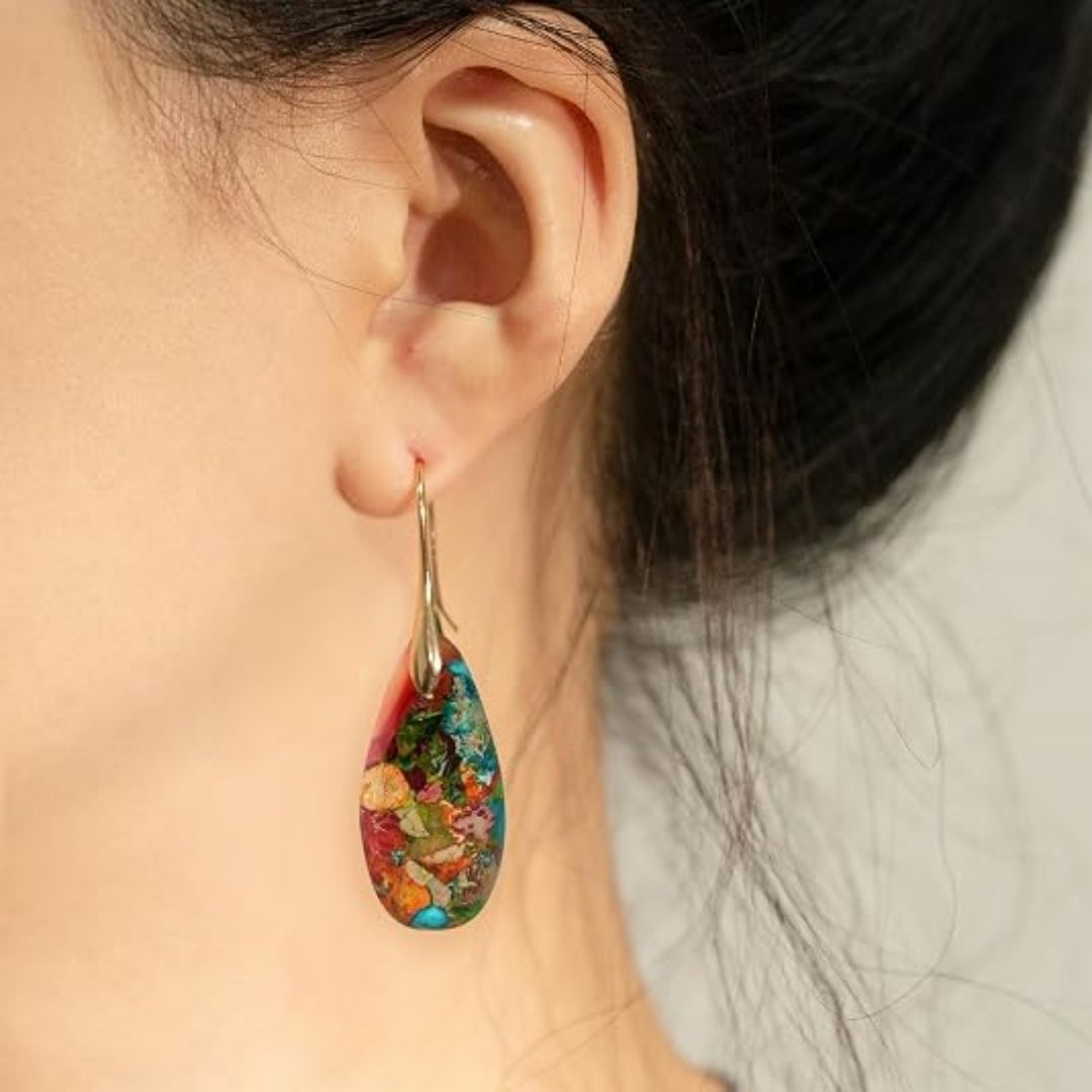 Emilia – Elegante Hängeohrringe mit buntem Naturstein und Gold-Finish