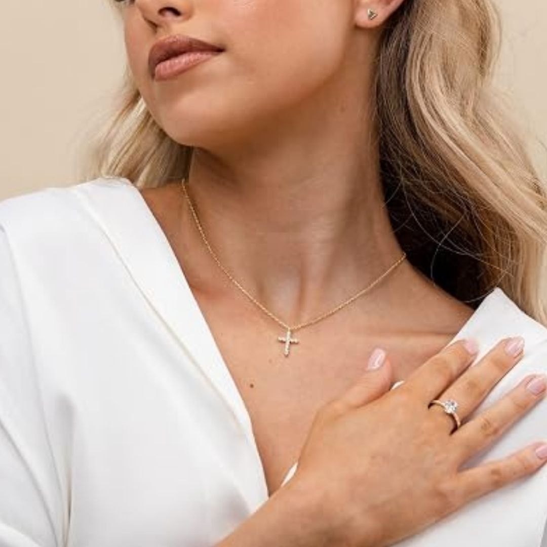 Klara – Elegante Kreuz-Halskette mit funkelnden Zirkonia-Steinen